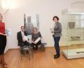 Bild: Gabi Schönberger
Stephanie Forster (Volksbank Raiffeisenbank Nordoberpfalz), Robert Stahl (Sparkasse Oberpfalz Nord) Irene Fritz von der Jugendkunstschule Weiden und Museumsleiterin Stefanie Dietz (von links) stellen das neue Museumsprogramm für Kinder und Jugendliche vor.