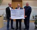 Bild: zer
Projektinitiator Stefan Bock (links) und SpVgg-Vorsitzender Reinhard Herrmann (rechts) danken dem VR-Geschäftsstellenleiter Gerhard Haberl.
