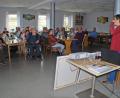 Bild: enz
Beim Senioren-Kaffeekränzchen im Gasthof "Zum Tillenblick" stellte Beate Ott (rechts) die Schritte zum Modellprojekt "Generationenfreundliche Kommune" vor.