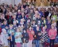 Bild: wro
Um die Arche versammelten sich 80 Kinder. Der Kindergottesdienst in der Wallfahrtskirche bildete den Abschluss des Kinderbibeltages in der Pfarreiengemeinschaft.