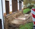 Bild: rrd
Die Fundamente am Feuerwehrhaus sind gegossen. Gut zu sehen ist jetzt die Natursteinmauer des Kellergeschoßes.