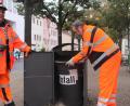 Bild: olr
Marcus Drechsler hat den Dreikantschlüssel gezückt, der die Mülleimer in der Weidener Altstadt öffnet. Er ist wie Johann Nickl (rechts) fast jeden Tag auf der Jagd nach Müll unterwegs durch die Stadt.