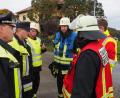 Bild: exb
Begleitet von den Führungskräften des Landkreises Amberg-Sulzbach erläuterte Kommandant Richard Trummer (Dritter von links, FFW Zant) die Einsatzlage.