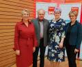 Bild: Katharina Hackl
Die Geehrten (von links) Karin Lay, Josef Donhauser mit Lisa Hartinger und Natascha Kohnen.