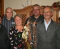 Bild: fpoz
Gabi Beer-Langer arbeitet seit 30 Jahren im Vorstand der Baugenossenschaft Waldershof mit. Zweiter Bürgermeister Karl Busch, Aufsichtsratsmitglied Josef Gmeiner, Vorstandssprecher Andreas Herrmann und Aufsichtsratsvorsitzender Hubert Kellner (von links) gratulierten.