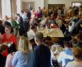 Bild: mng
Das Schlemmerfrühstück mit der reich gedeckten Tafel lockt wieder zahlreiche Besucher in den Pfarrsaal.