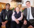 Bild: ohr
Franziska Scheuerer mit Bürgermeister Hans Prechtl (rechts), der mit Pfarrvikar Joseph Kokkoth (links) zum 95. Geburtstag gratulierte.