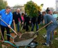 Bild: gf
Zur Schaufel beim Baumpflanzen griffen (von links) Daniel Müller, Oberbürgermeister Michael Cerny, der frühere Landtagsabgeordnete Heinz Donhauser sowie Rektorin Marion Ott und Rainer Hahn (verdeckt).