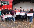 Bild: bsc
Den Fest-Erlös des zweiten Trucker-Treffens in Friedenfels spendete der Truckerverein „Bäärenbande“ mit (hinten von links) Micha Hofmann (Prokurist der Spedition Steinbach) sowie Vorsitzendem Nico Scharrer, Vereinsmitglied Patrick Backsmann, Kassier Heiko Schieder und Zweitem Vorsitzenden Torsten Schmitt an (vorne von rechts, mit Schecks) Daniela Riedl vom Tierheim Tirschenreuth, Claudia Kick (Kinderklinik Weiden), Herbert Putzer (Kinderkrebshilfe in der Region Oberpfalz Nord) sowie an Nicole Lippert (vorne Mitte) und Helga Trottmann (vorne links) vom Kinderhaus Friedenfels.