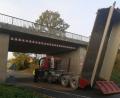 Bild: mde
Nach wenigen Metern war die Fahrt schon wieder beendet. Weil der Fahrer offenbar vergessen hatte, die Lademulde wieder zu senken, krachte der Laster in der Röntgenstraße gegen Brücke.