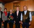 Bild: bey
Isolde und Richard Gössl feiern die diamantene Hochzeit. Dazu gratulieren am Morgen des Festtages Bürgermeister Karl-Heinz Preißer, Tochter Heidi (von links) gemeinsam mit Ehemann Siegmund Frischholz (rechts).