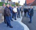Bild: tra
Der Gemeinderat mit Bürgermeister Markus Dollacker (rechts) sowie Christian Luber vom Landratsamt und Polizeihauptkommissar Stefan Martin (Dritter und Fünfter von links) besichtigten die Einmündung der Bahnhofstraße in die Hauptstraße und die neue Bushaltestelle.