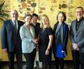 Bild: ubb
Die neue Grundschul-Konrektorin Kerstin Münchmeier (Zweite von links) ist offiziell ins Amt eingeführt worden. Es gratulierten (von links) Bürgermeister Klaus Meyer aus Neualbenreuth, Beatrix Rustler (hinten) als Vertreterin der Stadt Waldsassen, Schulleiterin Karin Gleißner (Mitte) sowie Schulrätin Martina Puff und Stadtpfarrer Thomas Vogl.