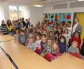 Bild: rn
Rektor Wolfgang Bodensteiner und Angelika Trummer (von rechts) sowie gfi-Mitarbeiterinnen und Ganztagsschüler der Grundschule freuen sich über das gelungene Kunstprojekt "Wir sind bunt".