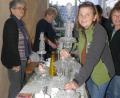 Bild: rn
Unter Anleitung von Diana Kleber entstehen beim Bastelabend des Obst- und Gartenbauvereins dekorative Glasgebilde.