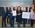 Bild: Seyfarth/StMELF/exb
Die Marktgemeinde Mähring hat in vorbildlicher Weise das ehemalige Schul- und Rathaus saniert. Dafür überreichte Ministerin Michaela Kaniber (vorne, Mitte) an Bürgermeister Josef Schmidkonz (Dritter von links) den Staatspreis für Dorferneuerung und Baukultur.