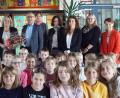 Bild: weu
Schüler, Eltern, Lehrer und Ehrengäste begrüßten die neue Schulleiterin Christine Schneider (Mitte). Die Grüße des Schulamtes überbrachte Schulrat Jürgen Bomertl (Sechster von links), für Gemeinde und Pfarrei sagten Zweiter Bürgermeister Richard Brunner (Sechster von rechts) und Pfarrer Markus Urban (Fünfter von links) "Grüß Gott in Dieterskirchen".