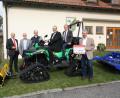Bild: bjp
Auf Vorschlag von Landrat Andreas Meier (Dritter von rechts) schießen die Vereinigten Sparkassen (links Vorstandsvorsitzender Josef Pflaum) 2000 Euro zum Kauf eines neuen Loipenspurgeräts für die DJK Pressath zu (rechts Vorsitzender Siegfried Rauch, Dritter und Zweiter von links Skispartenleiter Christian Gareis und Spurgerät-"Steuermann" Hans Forster).