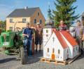 Bild: exb
Josef Wolfram, Martin Stangl, Gerhard Dobmeier und Zweiter Bürgermeister Arno Stahl (von links) bringen das Modell der Kastler Pfarrkirche zur „Schönheits-OP“. Es soll auf Wolframs Oldtimer-Gespann den historischen Erntedankzug im September 2020 anführen.