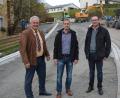 Bild: jr
Bürgermeister Johann Burger sowie Bauamtsleiter Thomas Grillmeier und Harald Seitz von der Verwaltungsgemeinschaft Mitterteich (von links) nahmen die Baustelle entlang der Leonberger Ortsdurchfahrt unter die Lupe.