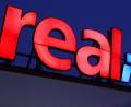 Bild: Oliver Berg/dpa
Das Real Logo leuchtet an einem Supermarkt in Köln.