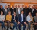 Bild: jr
Ihre Stadtratskandidaten nominierte am Donnerstag die CSU Mitterteich. Im Bild (sitzend, von links) Doris Scharnagl-Lindinger, Rita Härtl, Diana Burger, Bürgermeisterkandidat Stefan Grillmeier, Franziska Zeidler und Christine Ernstberger sowie (stehend, von links) Bernhard Brandl, Fabian Weinberger, Matthias Kraft, Josef Schwägerl, Johannes Schaumberger, Landratskandidat Roland Grillmeier, Franz Zeitler, Holger Paschedag, Christoph Hampel, Anton Kunz, Achim Nemsow und Wolfgang Hecht. Auf dem Bild fehlen Hans Fick jun., Oliver Zettl und Matthias Weiß.