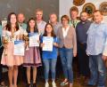 Bild: fjo
Über die Pokale für den Nachwuchs freut sich das Damentrio aus Sophie Deinl, Melike Tiryaki und Katharina Menzel (von links) mit den Spendern (von rechts) Josef Kleber, Markus Bauriedl, Margit Kirzinger und Georg Kleber.