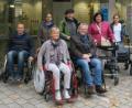 Bild: exb
Zum Teil auf Rollstühlen besuchten die Teilnehmer an der Ortsbegehung die Geschäftswelt der Stadt Schwandorf. Im Vordergrund die Behindertenbeauftragte Helga Forster (links) und Oberbürgermeister Andreas Feller (rechts).