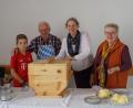 Bild: weu
Unter Mithilfe von Enkel Josef rührte Ehrenbürger Ludwig Berger beim evangelischen Frauenkreis frische Butter aus. Vorsitzende Regina Sautter (rechts) und Pfarrerin Ruth Schlinke ließen es sich nicht nehmen, das Ausrühren auszuprobieren.