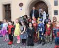 Bild: rgr
Kleine Hexen, Spider- und Superman statten Bürgermeister Edgar Knobloch den traditionellen Halloween-Besuch ab.