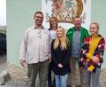 Bild: gis
Von links: Martin und Irene Prechtl (von links) sind die Gasteltern von Vendula (Mitte) und Tereza (rechts). Schützenmeister und Jugendtrainer Hans-Jürgen Hautmann freut sich, dass die beiden Gastschülerinnen am Schießtrainig teilnehmen.