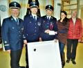 Bild: jml
Die Feuerwehrchefs Hermann Prechtl sowie Josef und Andreas Fischer (von links) übergeben den Scheck für die Plansch-Wanne an Kindergartenleiterin Marion Eitel und Kirchenpfleger Leonhard Steinsdörfer. Das Teil wurde bereits geliefert und kann sofort eingesetzt werden.