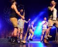 Bild: Kunz
Voxxclub verstanden es auch mit Holzstöcken und Mistgabeln Musik zu machen.