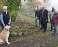 Bild: hcz
"Luckys" 13 Jahre alter Bruder "Benny" ist letztes Jahr verstorben und ruht auf dem Tierfriedhof, den Oberbürgermeister Kurt Seggewiß zusammen mit den Fördervereins- Mitgliedern Klaus Meier, Josef Gebhardt, Waldemar Reil und Renate Conrad (hinten von links) besuchte.
