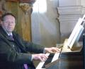Bild: kod
Organist Karlheinz Wolf an der barocken Orgel in der Wallfahrtskirche St. Anna bei Plan/CZ.