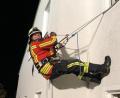 Bild: mde
Mit dem IRS-System, das in die Feuerwehrjacken integriert ist, übten die Kemnather Feuerwehrleute das Selbstretten aus Obergeschossen von Gebäuden. Aus Sicherheitsgründen erfolgte eine „Zweitsicherung“ mit Gurt und Seil der Absturzsicherungsausrüstung.