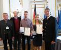 Bild: Würth, Wolfgang
Regierungspräsident Axel Bartelt zeichnete im Spiegelsaal der Regierung in Regensburg Christiane Niebler und Christian Biersack für vorbildliches Verhalten im Straßenverkehr aus. Für die Arbeitsgemeinschaft „Kavalier der Straße“ gratulierten Dr. Gernot Sittner und Josef Wittmann (von links).