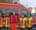 Bild: jma
Bis zum Eintreffen des Rettungsdienstes schon qualifizierte Erste-Hilfe-Maßnahmen ergreifen und so die Chance erhöhen, dass Leben gerettet werden: Das ist das Ziel der Projekts „First Responder“ der Feuerwehr Kirchenthumbach, federführend betreut von Justin Goss (Zweiter von links). Unterstützung erhält er dabei auch von Professor Holger Rupprecht (rechts daneben), der als Ärztlicher Leiter des Ersthelfer-Teams fungiert. Mit im Bild: stellvertrender Kommandant Fabian Leipold, Kommandant Torsten Goss (von rechts) und Gerätewart Marco Fraunholz (links).