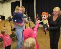 Bild: jzk
Nach der Vorstellung verabschiedeten sich der Kasperl und die Puppenspielerin Isolde Sperlich von den Kindern.