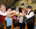 Bild: exb
Im passenden Outfit waren die Amitié-Vorsitzenden Peter Gold (rechts) und Vinzenz Rahn (links) zum Oktoberfest in die Partnerstadt gereist. Ein Schluck auf die Freundschaft durfte nicht fehlen.