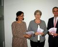 Bild: R. Kreuzer
Filialleiter Robert Stahl und Vermögensberaterin Ingrid Vollath übergeben Brunhilde Spannl (Mitte) die bunten Scheine.