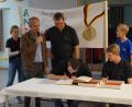 Bild: sgs
Michael Forster (vorne, links) und Andreas Köppl (vorne, rechts) durften sich ins Goldene Buch der Gemeinde Gleiritsch eintragen.