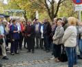 Bild: Dobmeier
Stadtarchivarin Petra Vorsatz (Mitte mit Skript) und Herbert Baumann (rechts daneben) führten die interessierten Gäste durch die Allee und die „Scheibm“ zu den Jugenstilhäusern.
