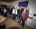 Bild: bjp
Zu Ramona Reis' mutigem Schritt in die berufliche Selbständigkeit gratulieren ihr (von links) "Bonnfinanz"-Geschäftsstellenleiter Hans Lang aus Hirschau, Schwester Michaela Reis, Florian Bösl (Freund von Ramona Reis), Gebietsdirektor Helmut Baumgartner aus Cham, Stadtpfarrer Edmund Prechtl, Mutter Agnes Reis sowie (von rechts) Bürgermeister Werner Walberer und Direktionsleiter Holger Eckert aus Auerbach.