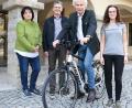 Bild: Landratsamt Tirschenreuth/exb
Bei der Übergabe des Ghost-E-Bikes waren dabei Ramona Wiesent, Walter Brucker, Landrat Wolfgang Lippert und Marina Zusann von der Firma Ghost (von links).