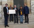 Bild: weu
Fördervereinsvorsitzender Hubert Reimer (Mitte) und Stellvertreterin Marianne Hanamann (Zweite von rechts) übergaben an Stadtpfarrer Wolfgang Dietz (links) sowie Hans Mösbauer und Herbert Spichtinger (rechts) eine Spende in Höhe von 2500 Euro.