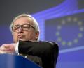 Bild: Virginia Mayo/dpa
Ist es wirklich schon so spät? EU-Kommissionspräsident Jean-Claude Juncker schaut am Ende einer Pressekonferenz auf seine Uhr.