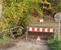 Bild: ils
Die Brücke, die bei der Hahnenmühle über den Sauerbach führt, ist gesperrt. Aufgestellt hat die Schilder Privatgrundbesitzer Andreas Josef Nickl. Doch nicht alle sind damit einverstanden.
