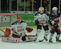 Bild: gb
Die Blue Devils verloren am Freitag das Heimspiel gegen den ECDC Memmingen mit 2:4. Hier lauert Herbert Geisberger (rechts) vergeblich vor dem Kasten von Gästegoalie Jochen Vollmer.
