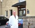 Bild: fjo
Neben der Zentralen Notaufnahme liegt der Eingang zur internistischen Praxis von Dr. Sinisa Marakovic, der seit 2004 auch Belegarzt im Krankenhaus Vohenstrauß ist.